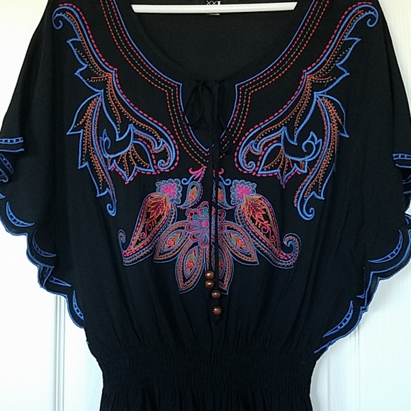 Black top with embroidery and elastic waistband - Picture 3 of 3